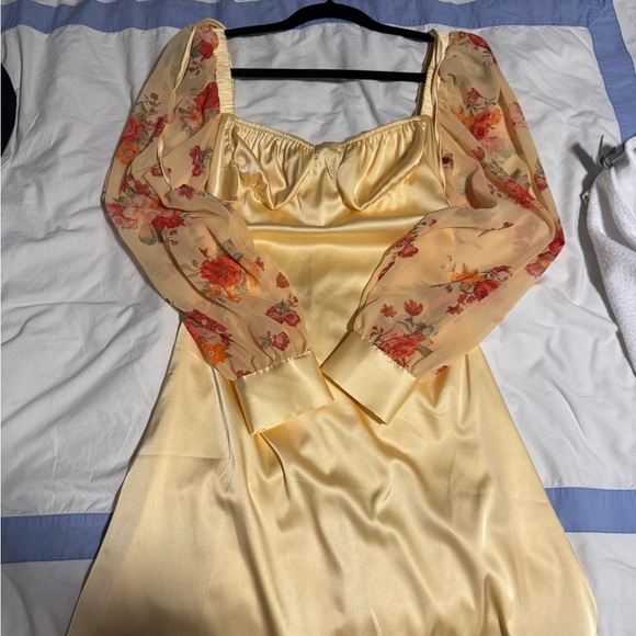 WeWoreWhat Danielle Bernstein  Yellow Floral Puff sleeve satin dress - Picture 3 of 4